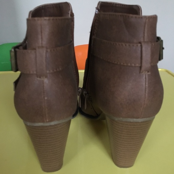 Women Boots - Picture 3 of 5